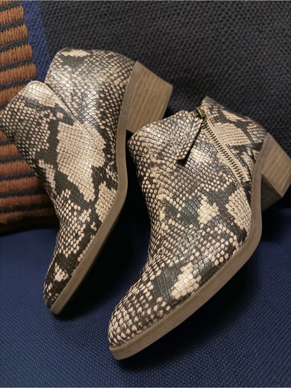 Ankle Booties with snakeskin design… unbranded but great condition sz 6 - Picture 5 of 5